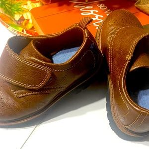 Carters boys size toddler 9 leather shoes